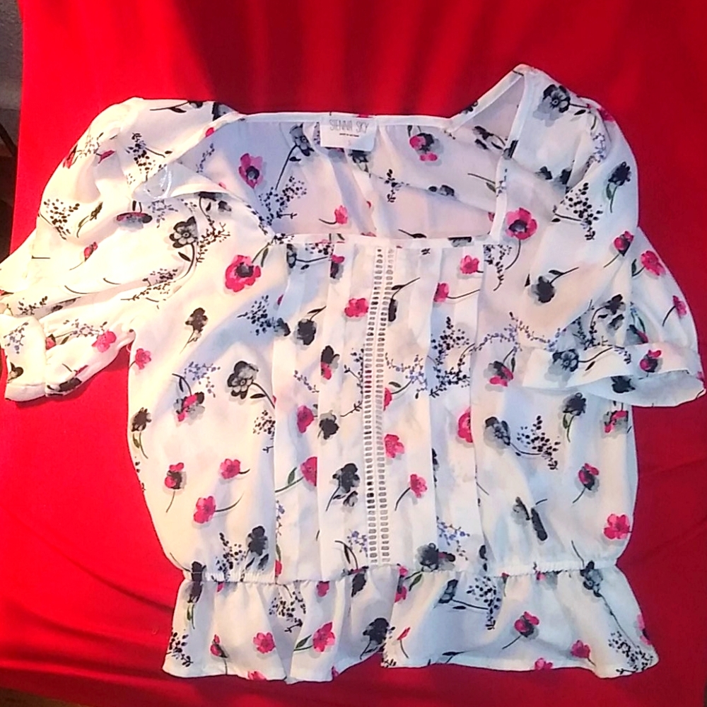 🌷🌷Sienna Sky White flowered cropped blouse